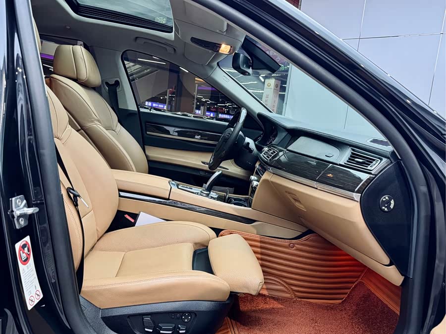 BMW 7 Series 2010 car image #19