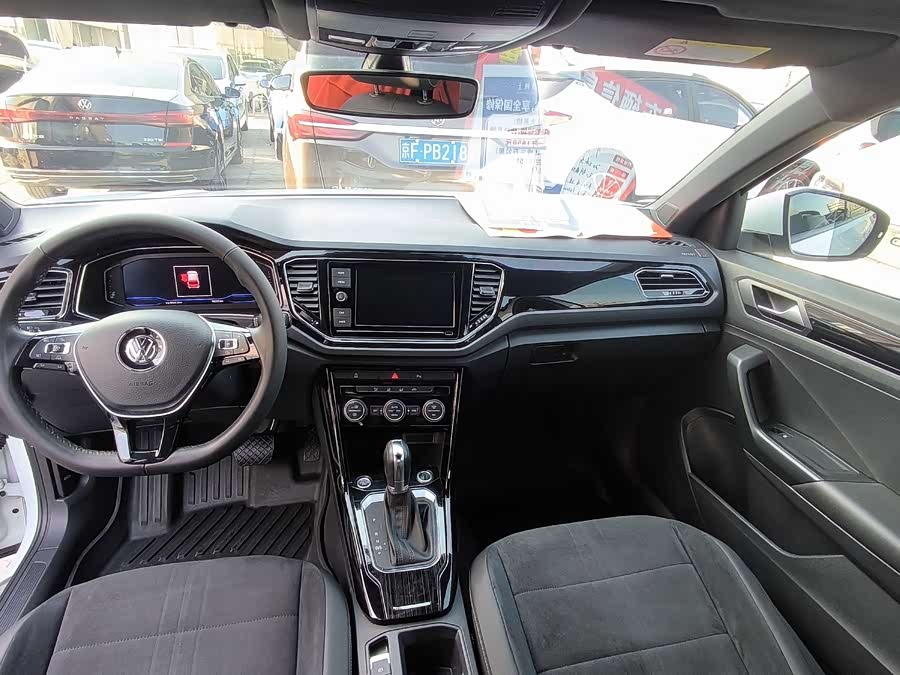 Volkswagen T-Roc 2019 car image #19