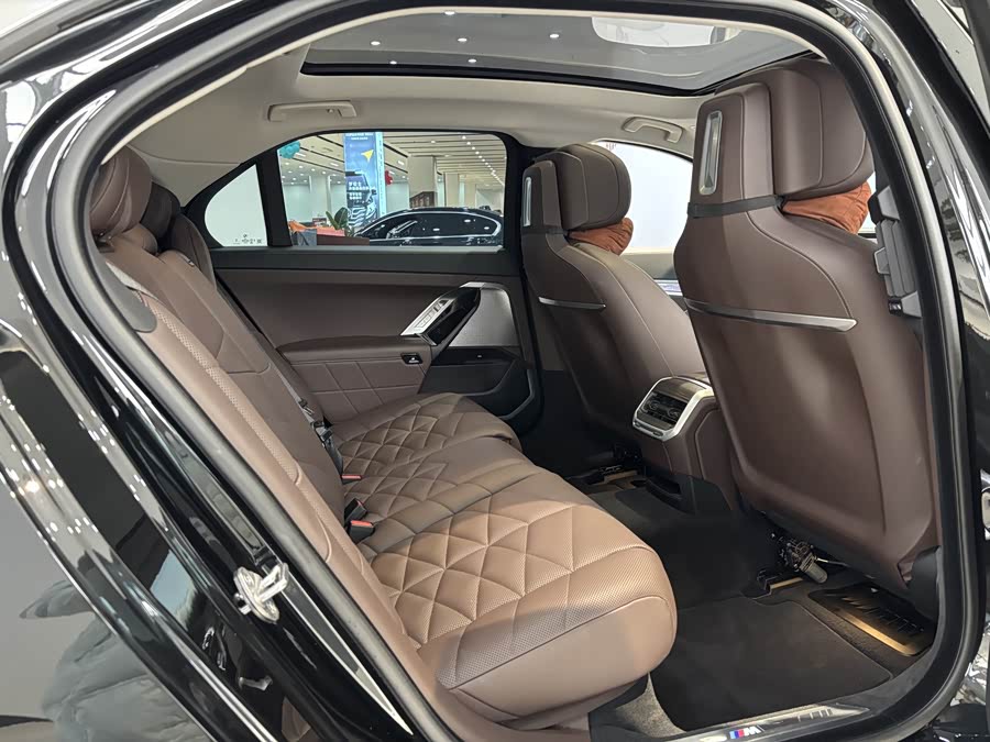 BMW 7 Series 2024 car image #19