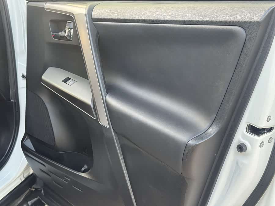 Toyota RAV4 2017 car image #19