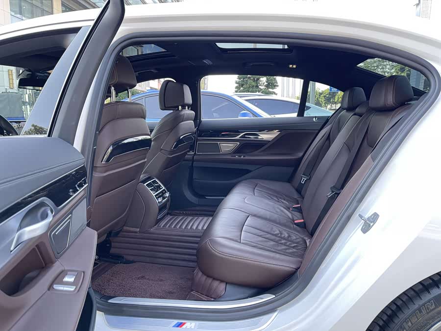 BMW 7 Series 2018 car image #19