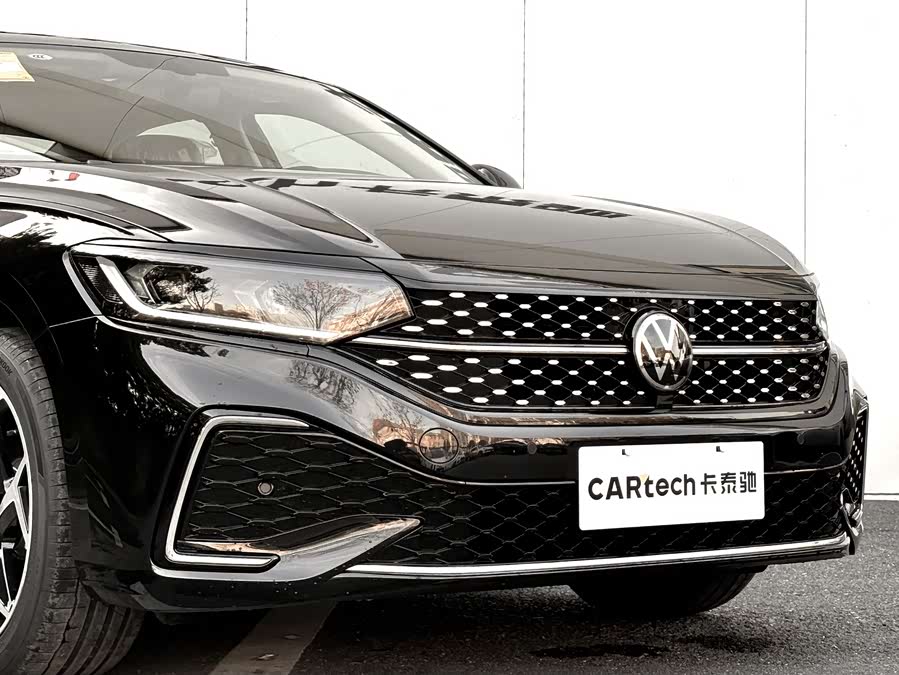 Volkswagen Passat 2025 immagine di auto #19