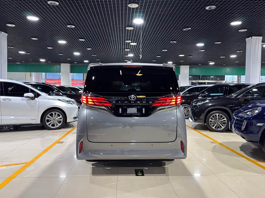 Toyota Alphard 2024 car image #19