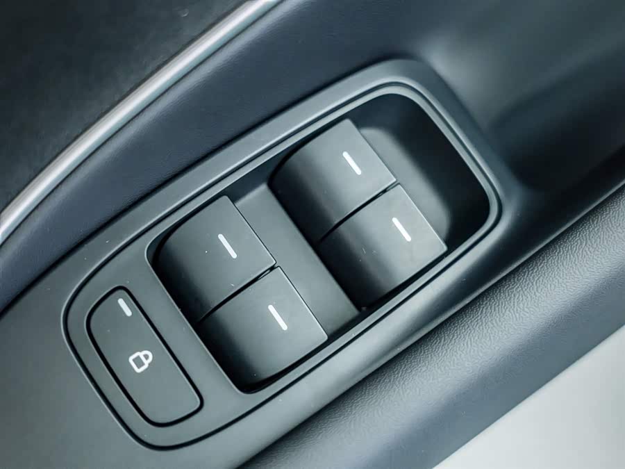 MI YU7 2025 immagine di auto #19