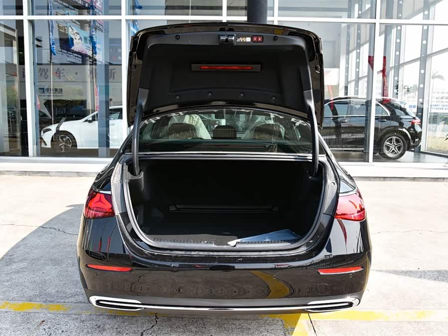 Mercedes-Benz E Class 2025 car image #19