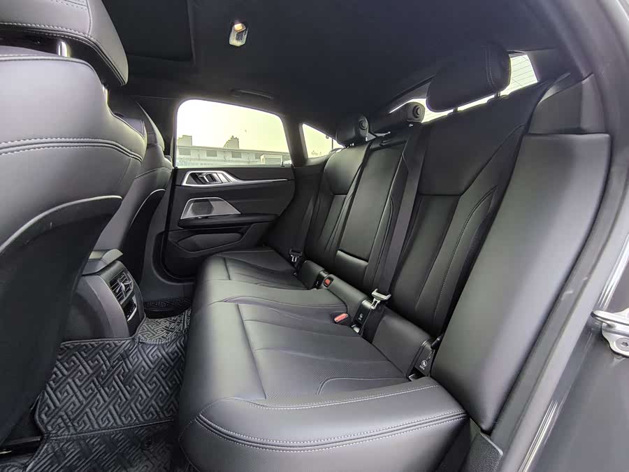 BMW i4 2022 car image #19