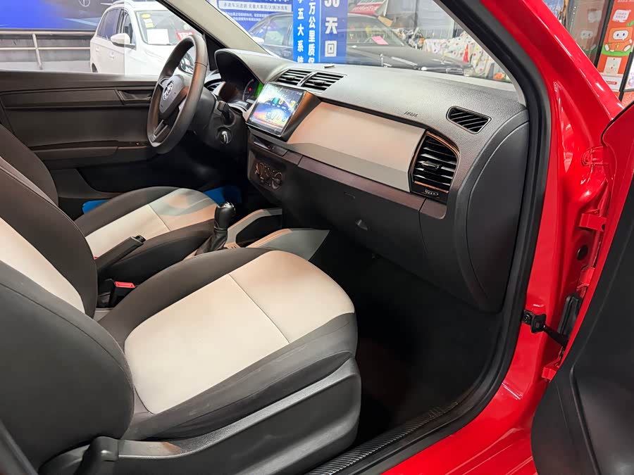 Skoda Fabia 2019 immagine di auto #19