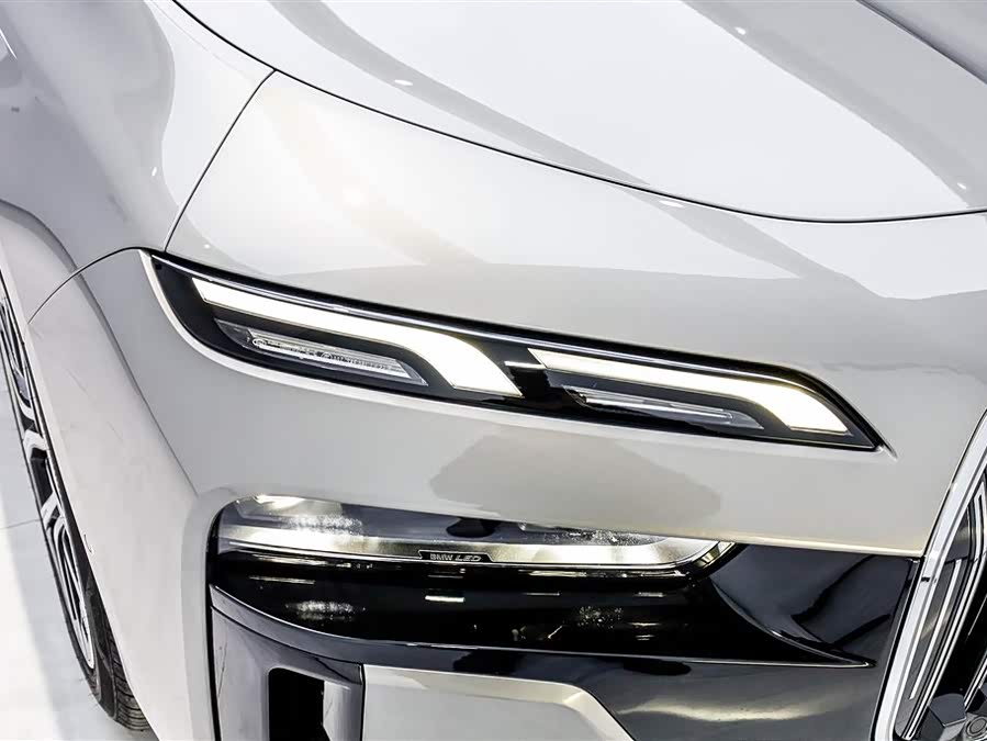 BMW 7 Series 2024 car image #19