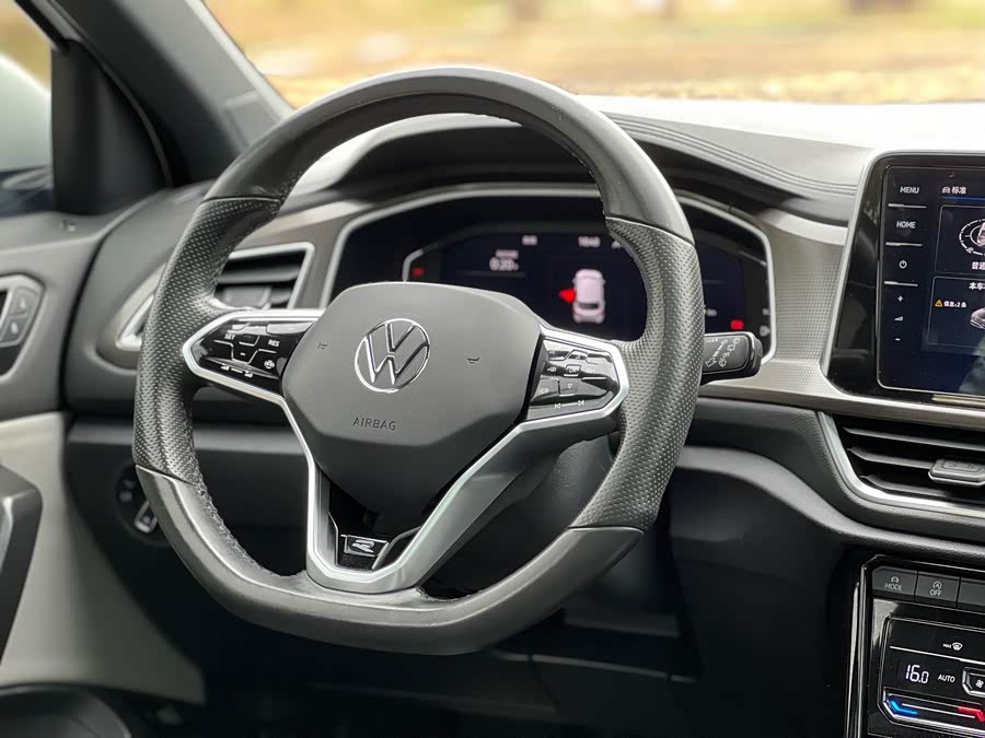 Volkswagen T-Roc 2023 car image #19
