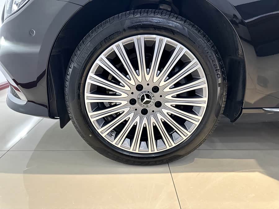 Mercedes-Benz E Class 2023 car image #19