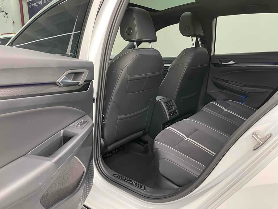 Volkswagen Golf 2021 car image #19