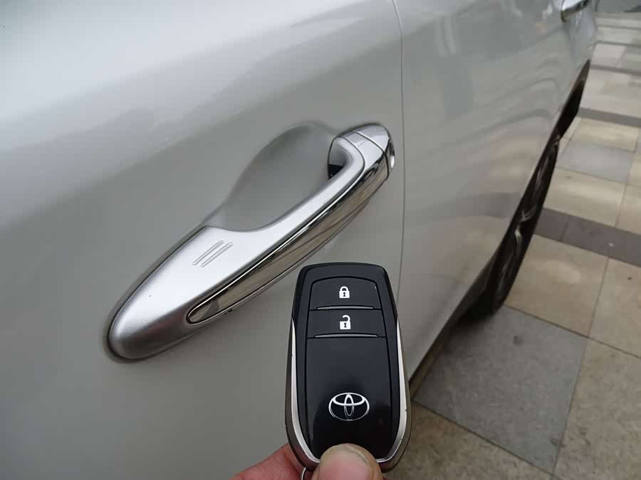 Toyota RAV4 2015 car image #19