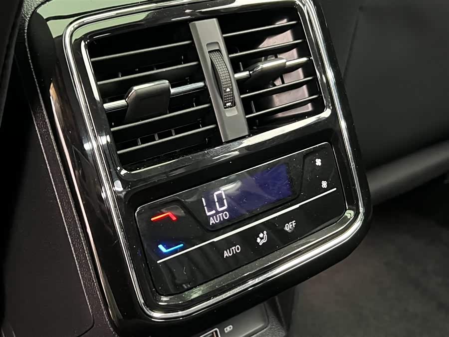 Volkswagen Passat 2023 car image #19