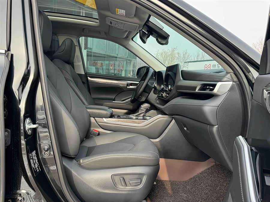 Toyota Highlander 2025 car image #19