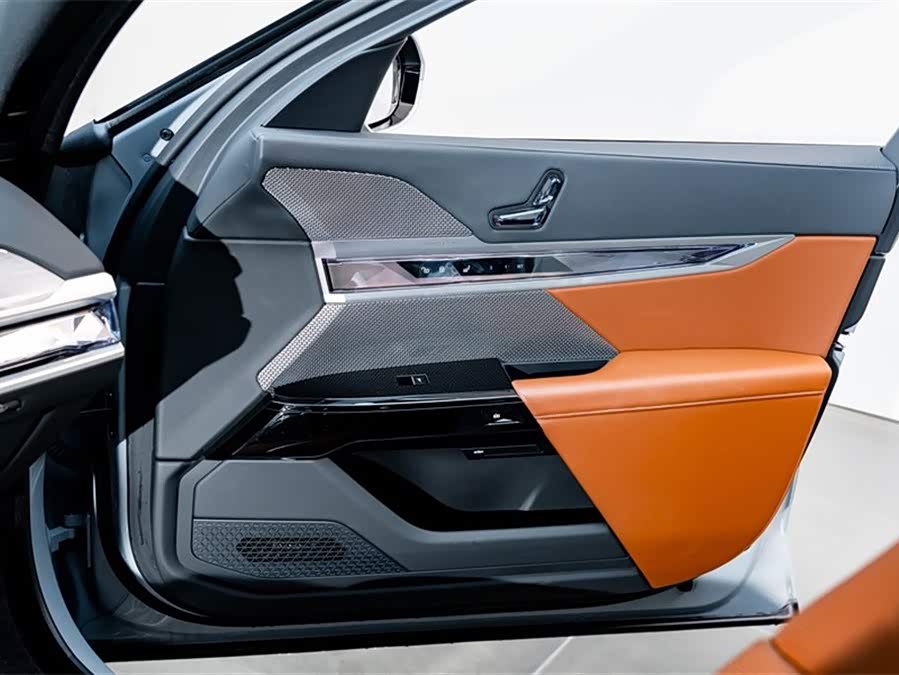 BMW i7 2025 car image #19