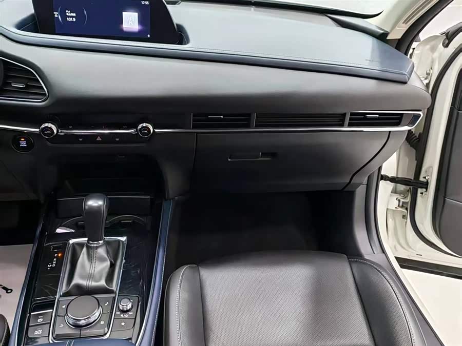 Mazda CX-30 2023 immagine di auto #19