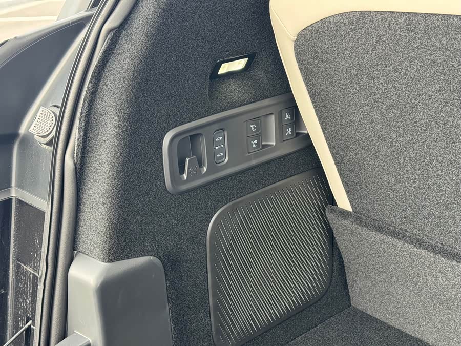 Lynk & Co 900 2025 car image #19