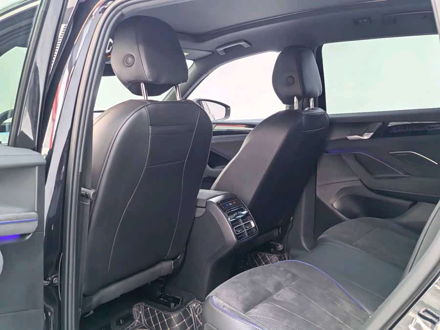 Volkswagen Tiguan L 2024 car image #19