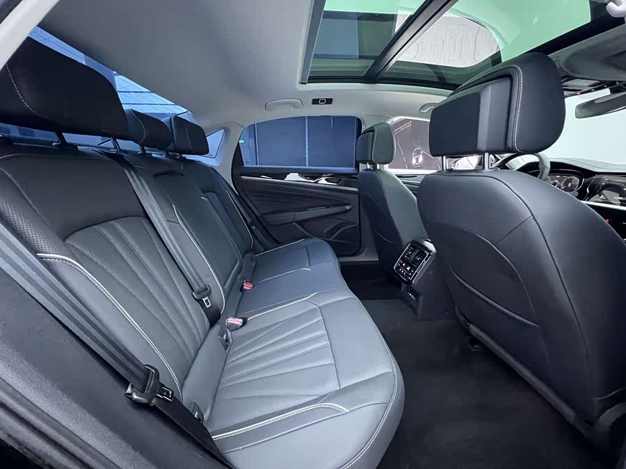 Volkswagen Passat 2024 immagine di auto #19