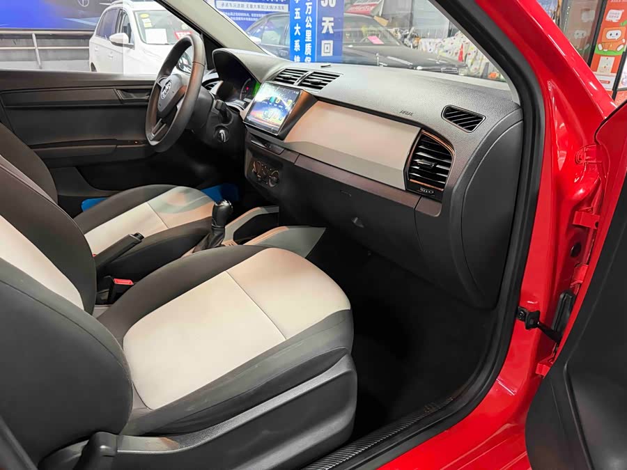 Skoda Fabia 2019 immagine di auto #19