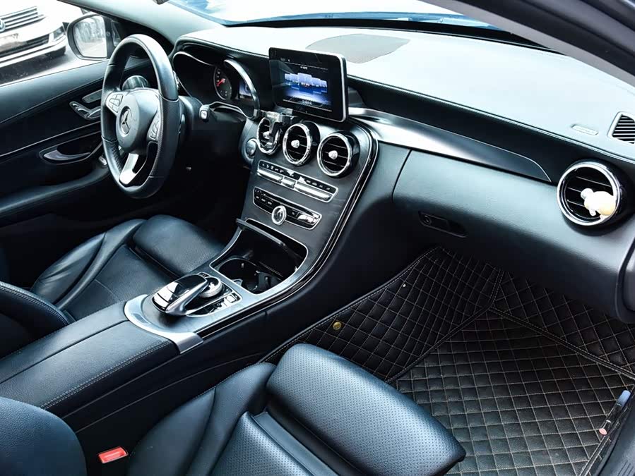 Mercedes-Benz C Class 2018 car image #19