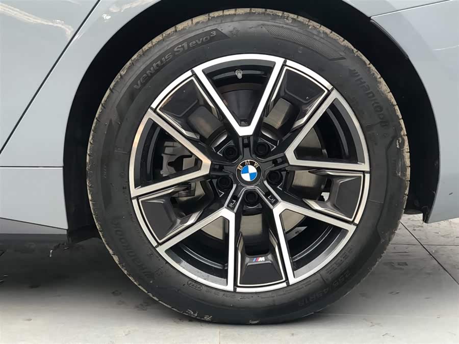 BMW i4 2025 car image #19