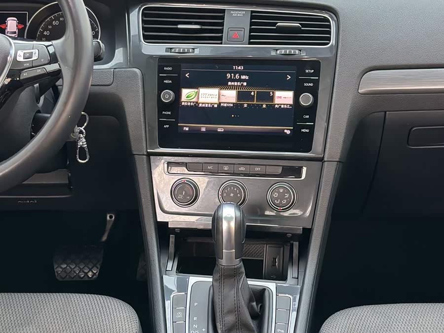 Volkswagen Golf (Imported) 2020 car image #19