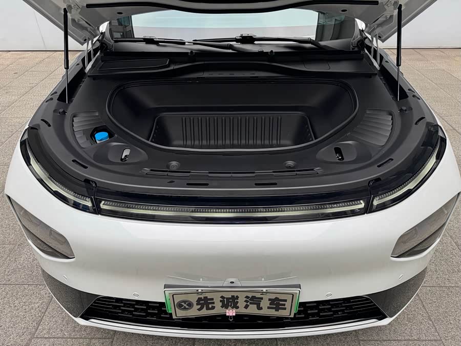 Xpeng G9 2025 car image #19