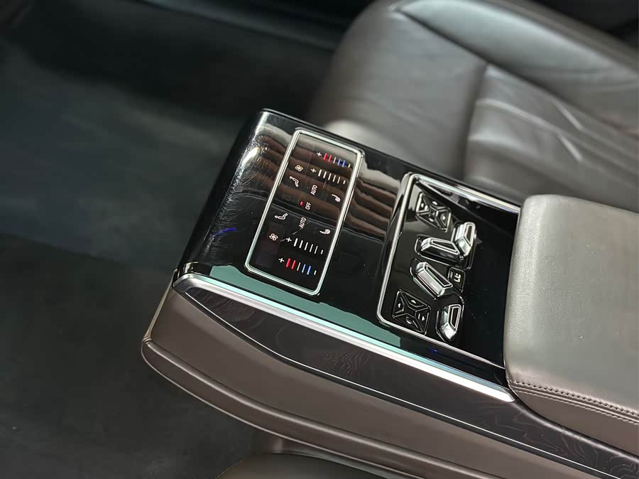 Audi A8 2019 imagem de carro #19