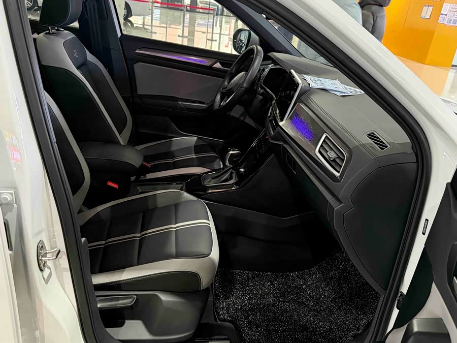 Volkswagen T-Roc 2024 car image #19