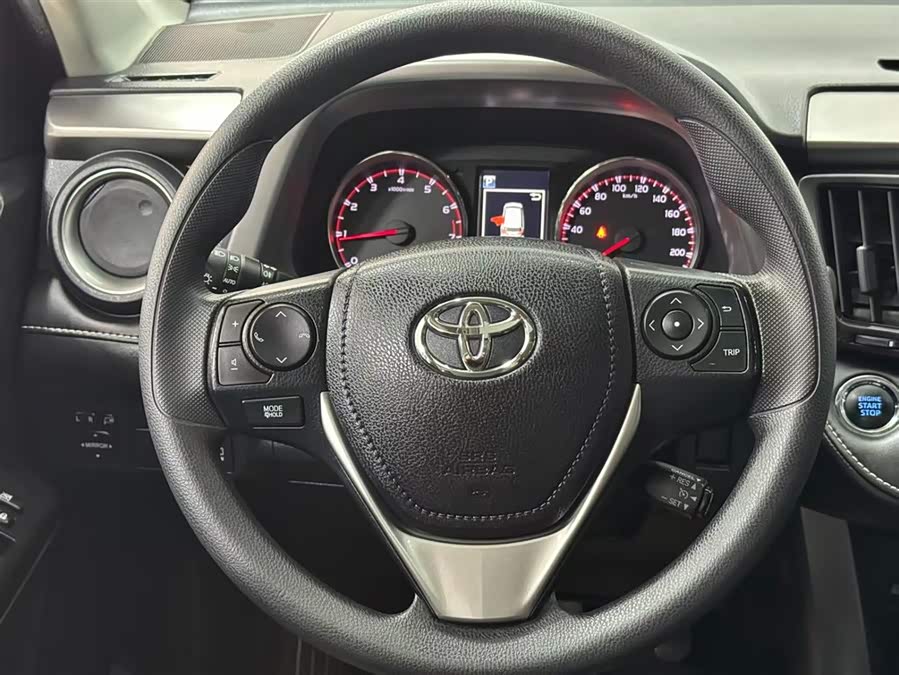Toyota RAV4 2019 car image #19