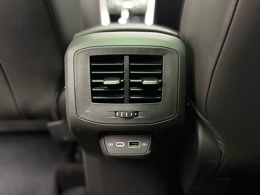 Volkswagen Passat 2023 car image #19