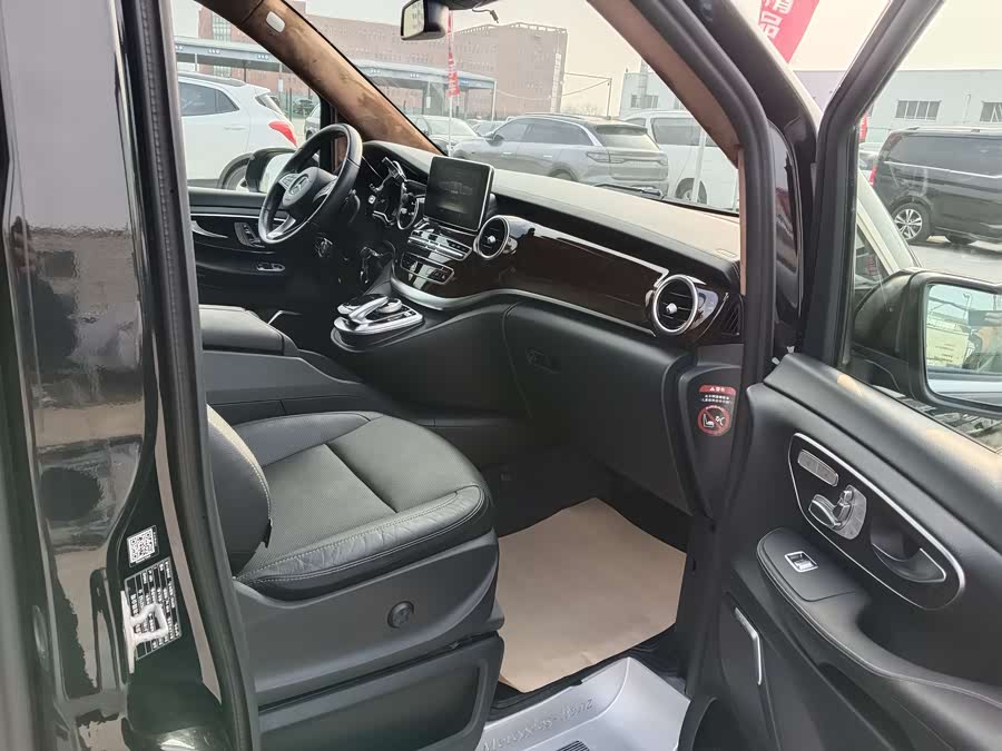 Mercedes-Benz V Class 2018 car image #19
