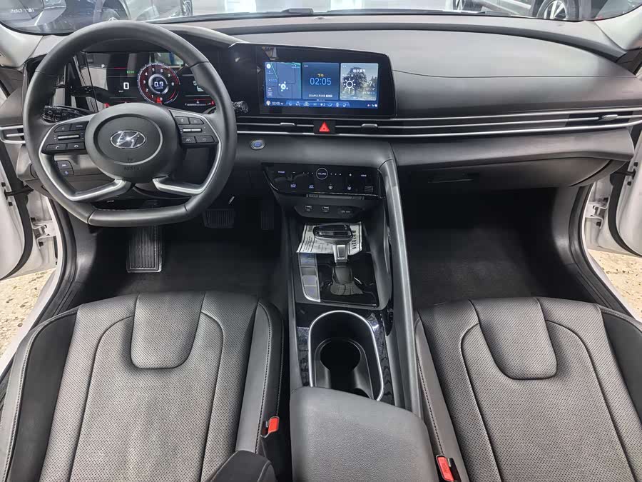 Hyundai Elantra 2023 immagine di auto #19