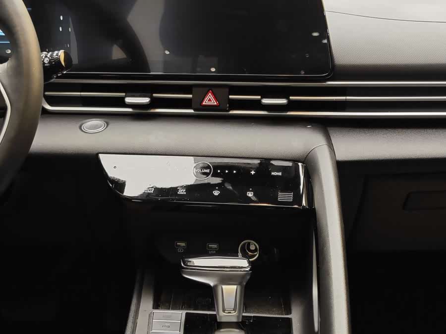 Hyundai Elantra 2023 immagine di auto #19