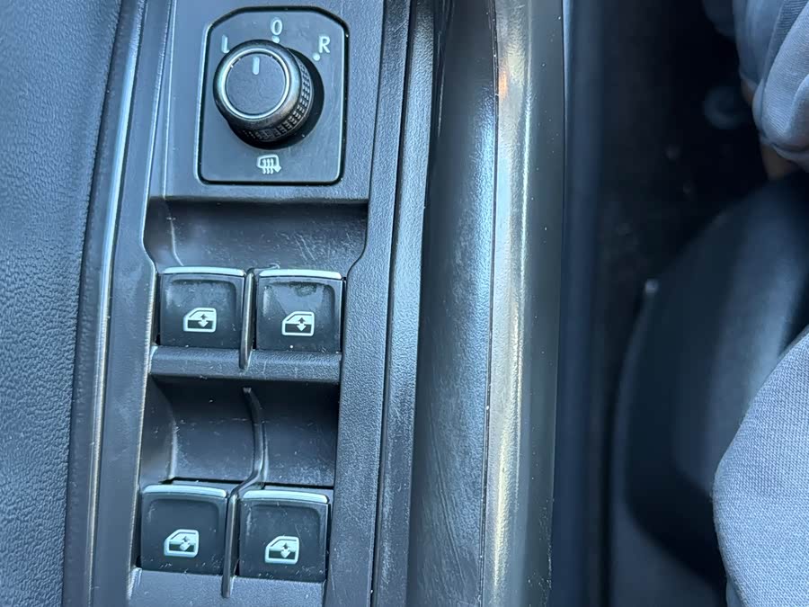 Volkswagen T-Roc 2023 car image #19