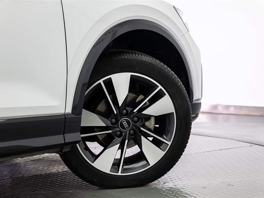Audi Q2L 2023 car image #19
