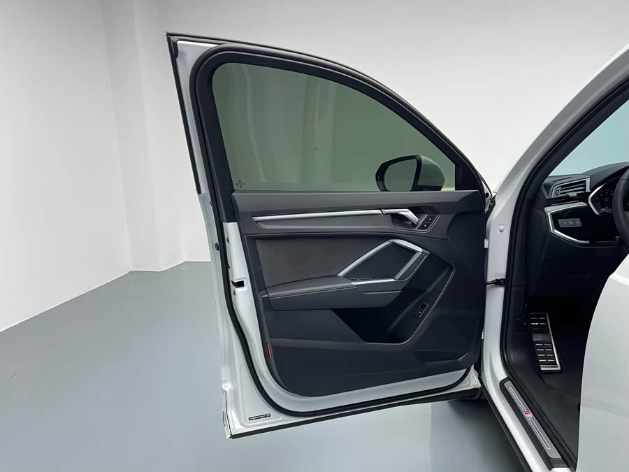 Audi Q3 2023 car image #19