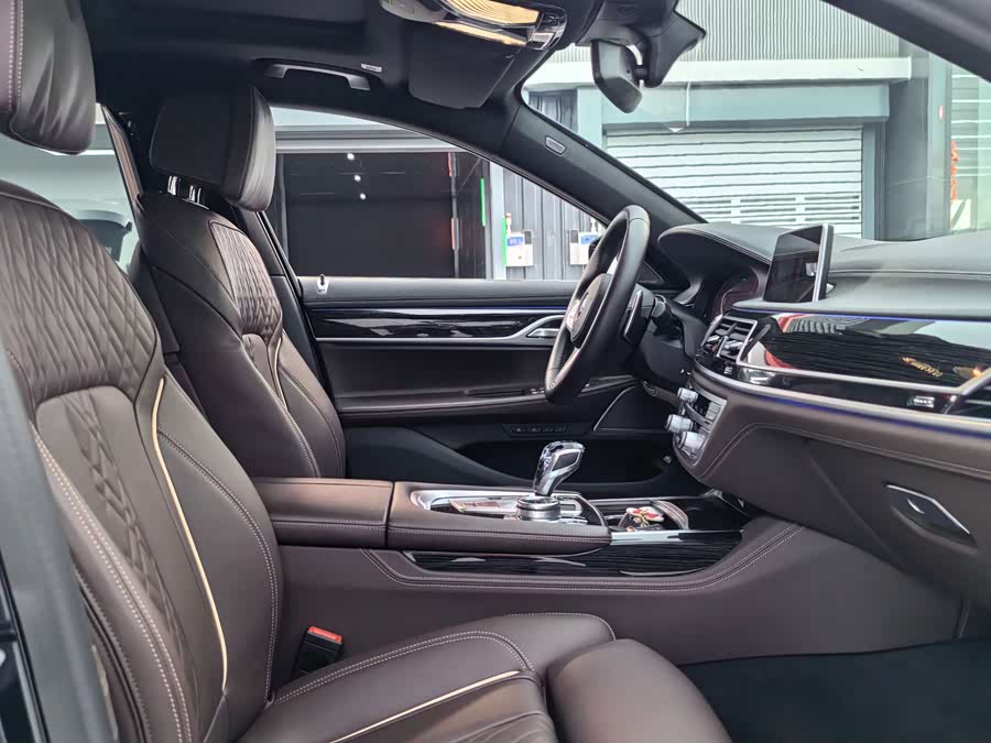 BMW 7 Series 2022 car image #19