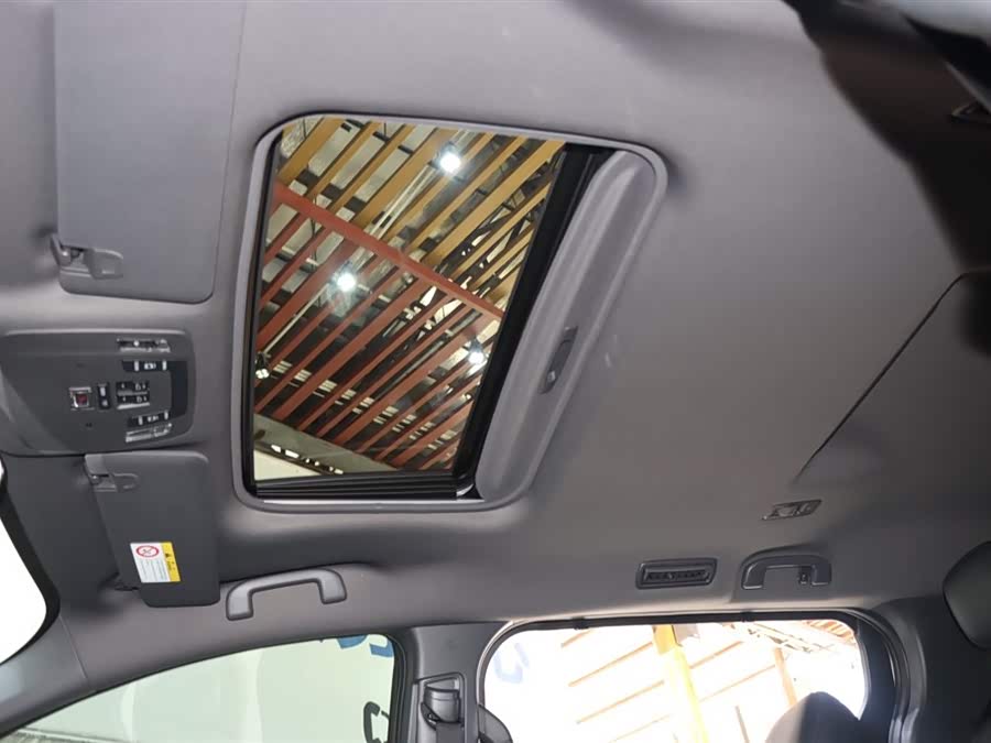 Toyota Granvia 2025 car image #19