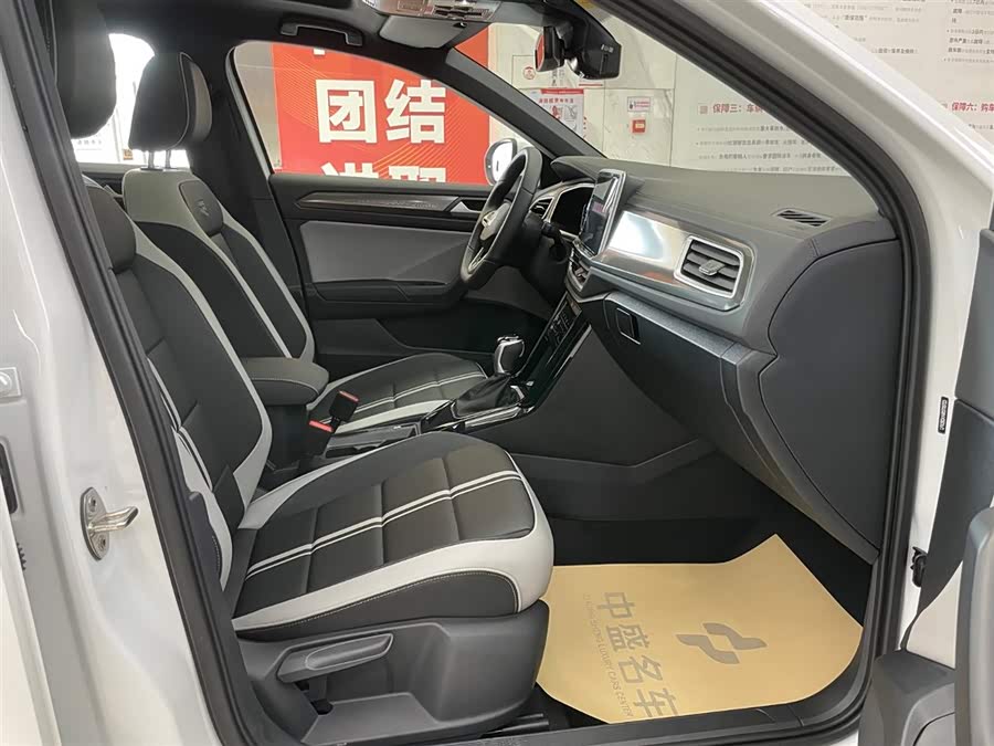 Volkswagen T-Roc 2024 car image #19