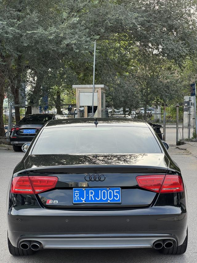 Audi S8 2014 car image #19