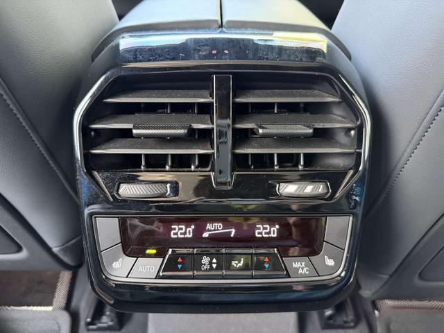 BMW iX 2022 car image #19