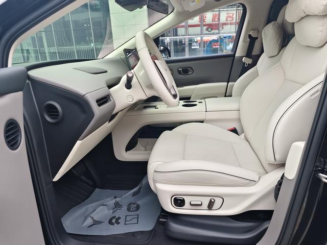 Li i8 2025 image de voiture #19