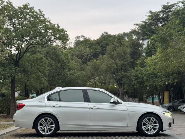 BMW X7 M60i 2016 car image #19