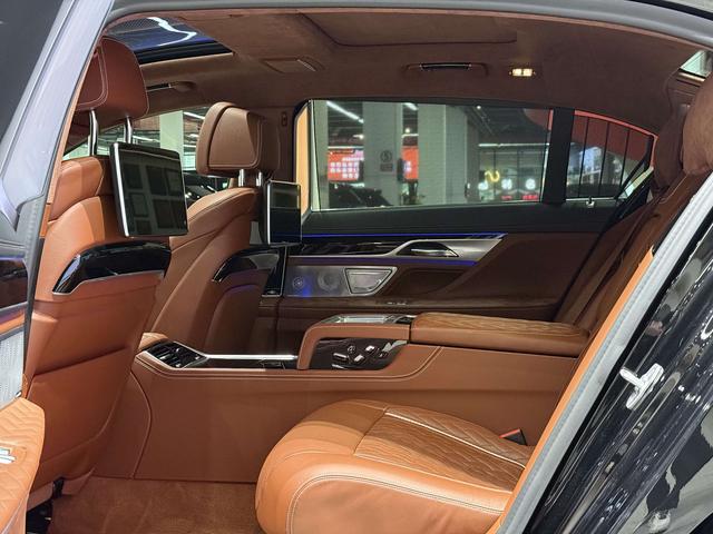 BMW 7 Series 2021 car image #19