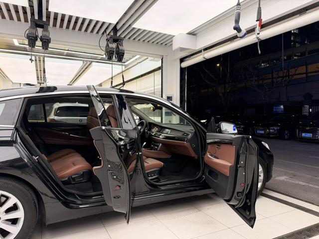 BMW 5 Series GT 2012 car image #19