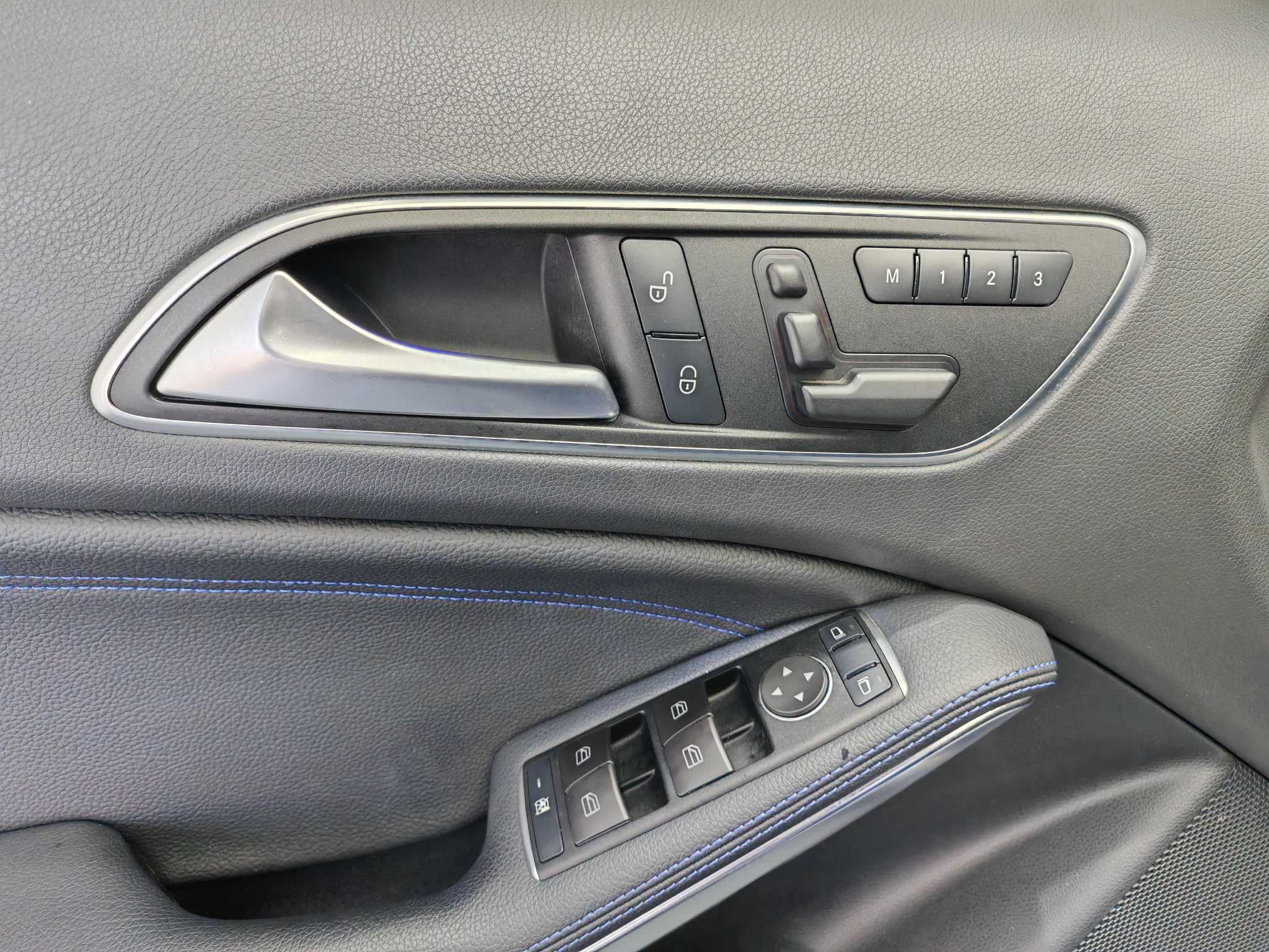 Mercedes-Benz GLA Class 2016 car image #19