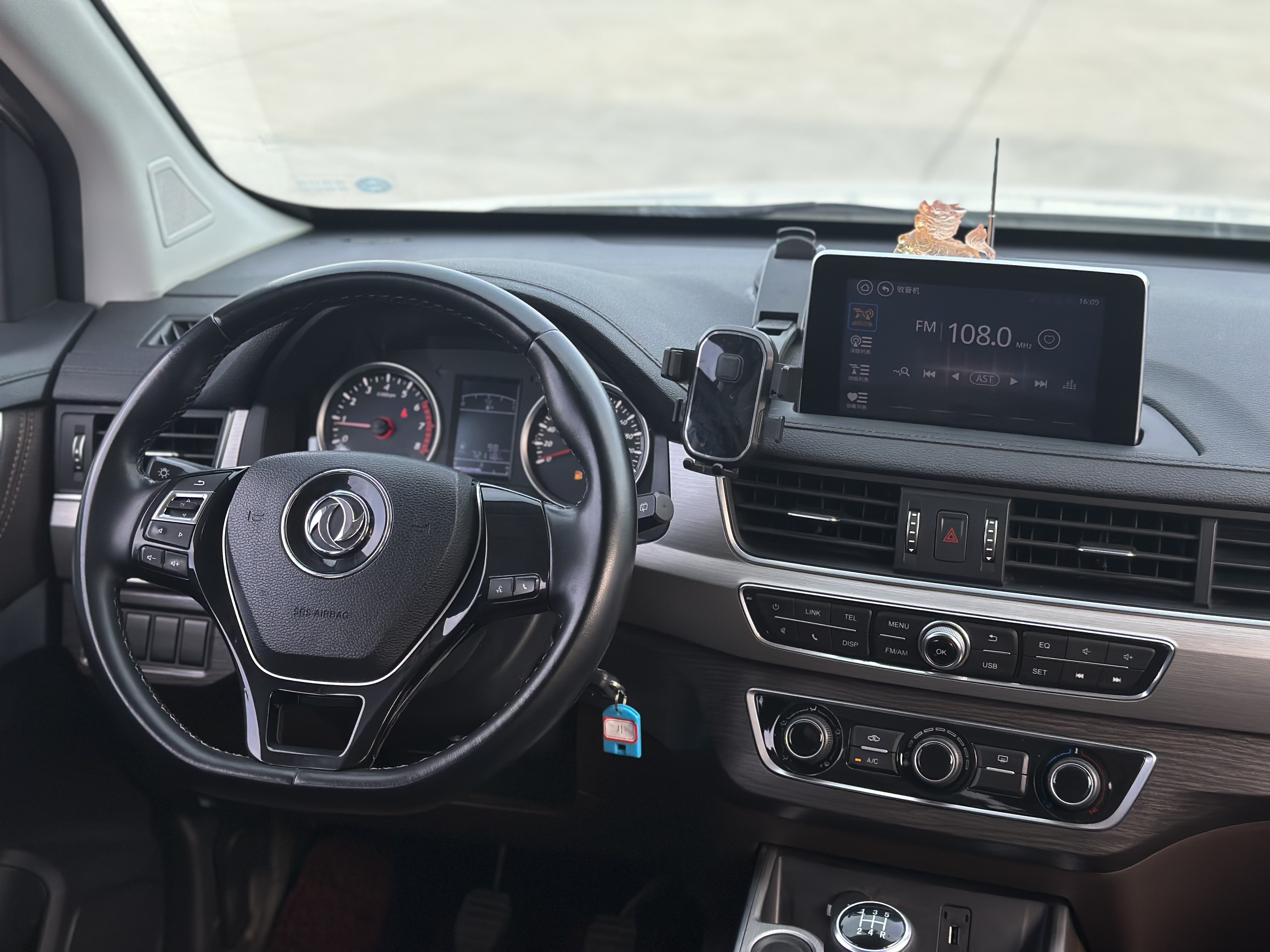 Forthing SX6 2019 car image #19