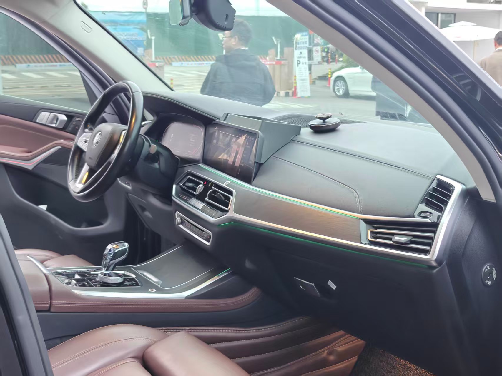 BMW X7 M60i 2019 car image #19